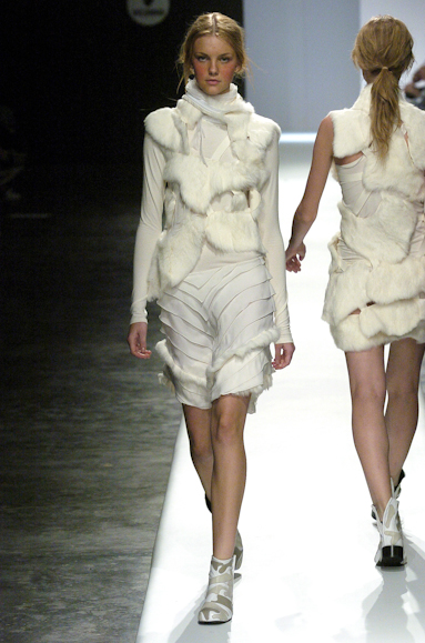 desfiles-gloriacoelho-spinverno2004rtw-144