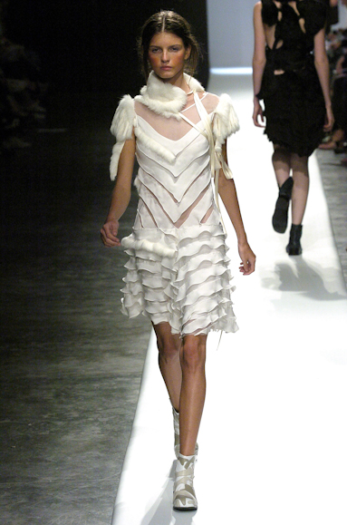 desfiles-gloriacoelho-spinverno2004rtw-147