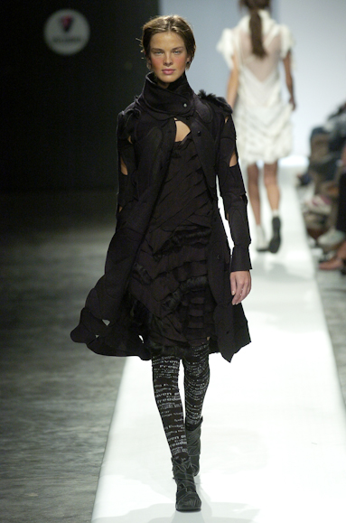 desfiles-gloriacoelho-spinverno2004rtw-148