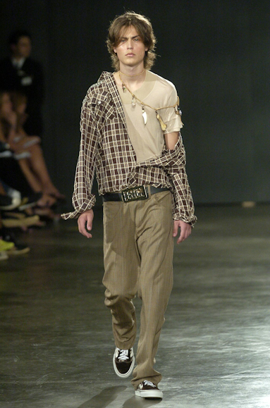 desfiles-britishcolony-spinverno2004rtw-104