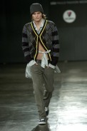 desfiles-britishcolony-spinverno2004rtw-114