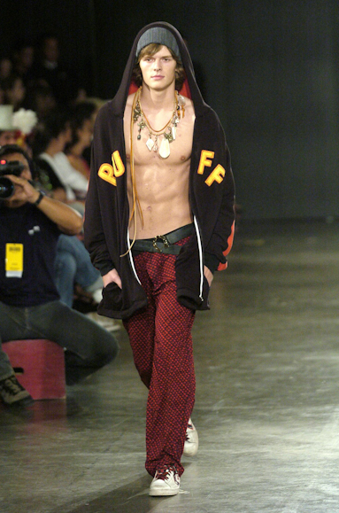 desfiles-britishcolony-spinverno2004rtw-115
