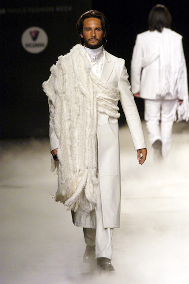 desfiles-ricardoalmeida-spinverno2004rtw-139