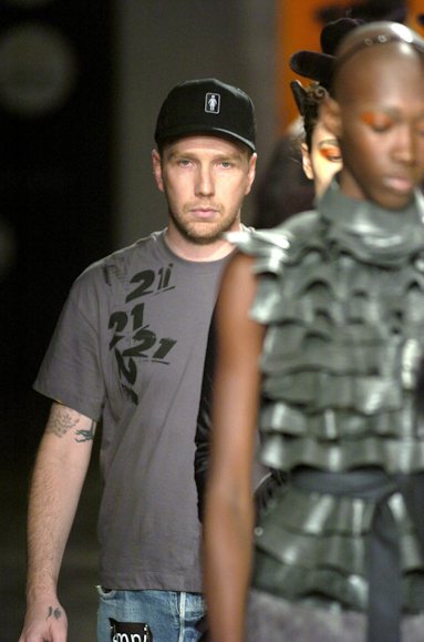 desfiles-alexandreherchcovich-spinverno2004rtw-131