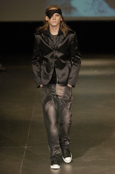 desfiles-alexandreherchcovichmen-spinverno2004rtw-101