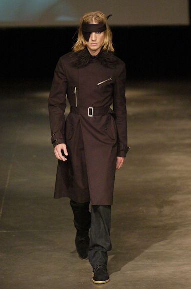 desfiles-alexandreherchcovichmen-spinverno2004rtw-102