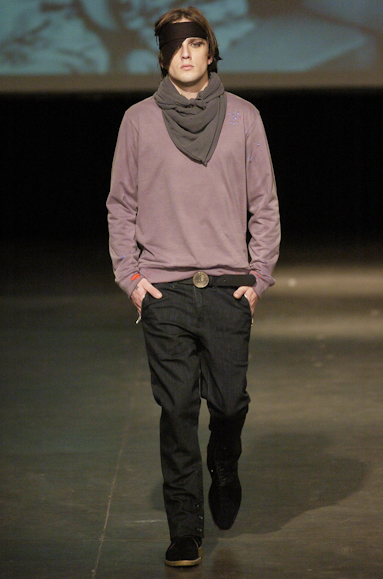 desfiles-alexandreherchcovichmen-spinverno2004rtw-107