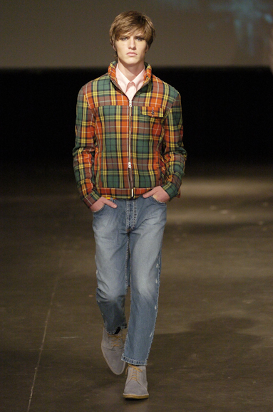 desfiles-alexandreherchcovichmen-spinverno2004rtw-114