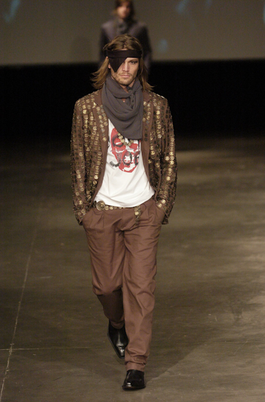desfiles-alexandreherchcovichmen-spinverno2004rtw-126