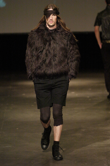 desfiles-alexandreherchcovichmen-spinverno2004rtw-131