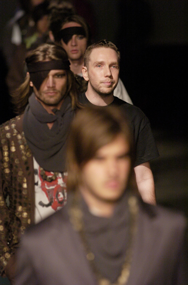 desfiles-alexandreherchcovichmen-spinverno2004rtw-133