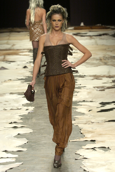 desfiles-mareunitschke-spinverno2004rtw-125