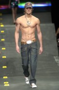 desfiles-colcci-rioverao2005rtw-113