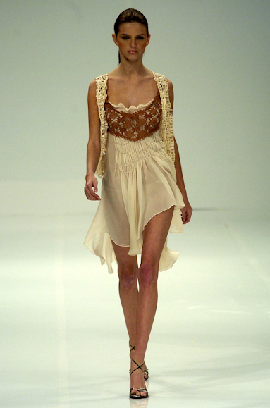 desfiles-marciaganen-rioverao2005rtw-119