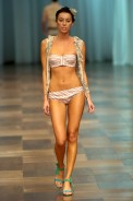 desfiles-mariabonitaextra-rioverao2005rtw-108
