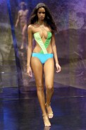 desfiles-aguadecoco-saopauloverao2005rtw-142