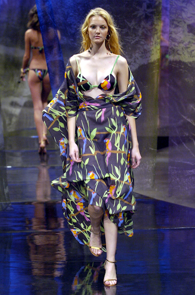 desfiles-aguadecoco-saopauloverao2005rtw-153