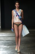 desfiles-custobarcelona-saopauloverao2005rtw-126