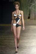 desfiles-eduardosuppes-saopauloverao2005rtw-101