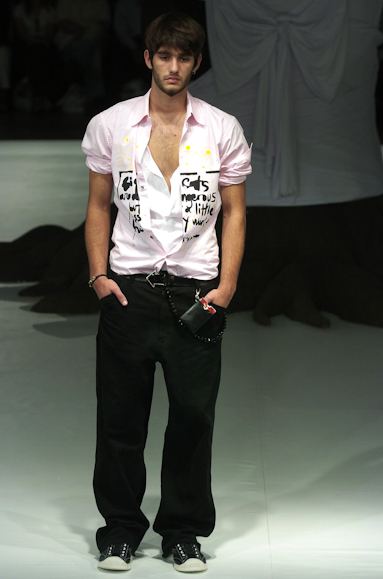 desfiles-fausehaten-saopauloverao2005rtw-118