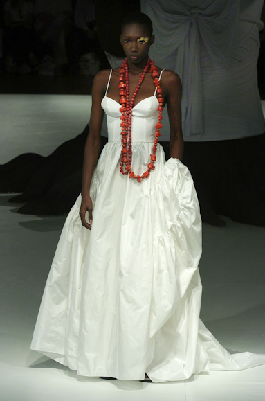 desfiles-fausehaten-saopauloverao2005rtw-132