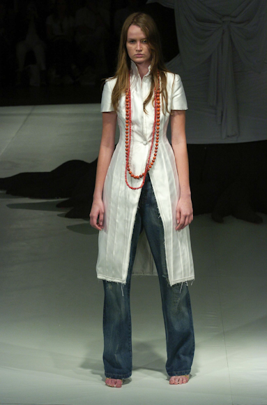 desfiles-fausehaten-saopauloverao2005rtw-146