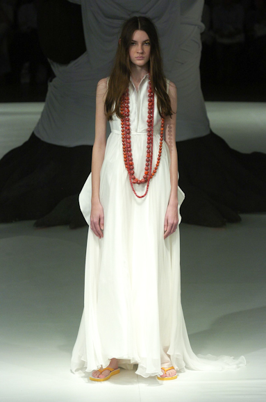 desfiles-fausehaten-saopauloverao2005rtw-147