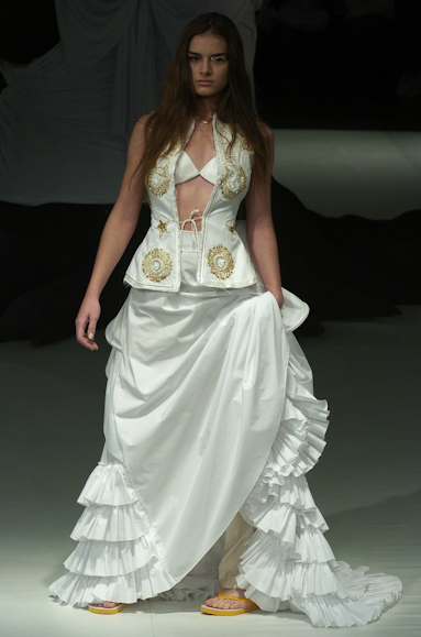 desfiles-fausehaten-saopauloverao2005rtw-158