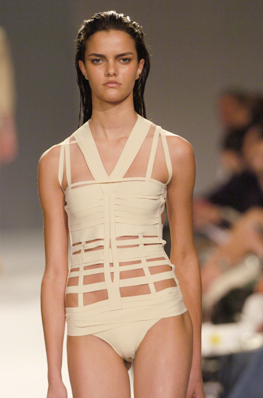 desfiles-gloriacoelho-saopauloverao2005rtw-136
