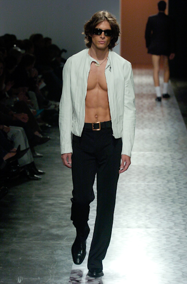 desfiles-ricardoalmeida-saopauloverao2005rtw-130