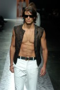 desfiles-ricardoalmeida-saopauloverao2005rtw-136