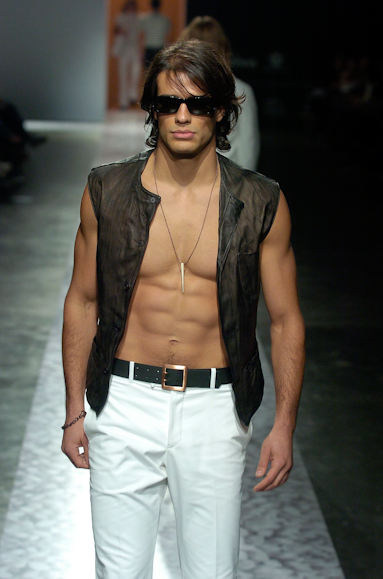 desfiles-ricardoalmeida-saopauloverao2005rtw-136