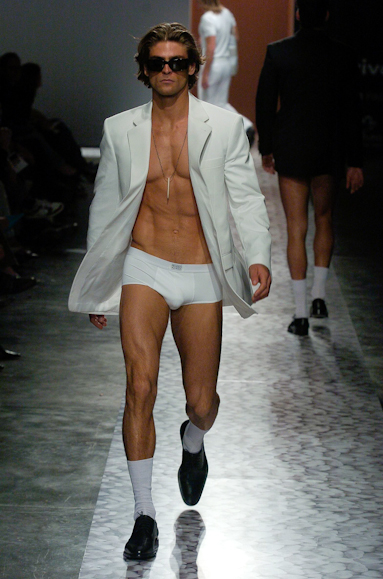 desfiles-ricardoalmeida-saopauloverao2005rtw-139