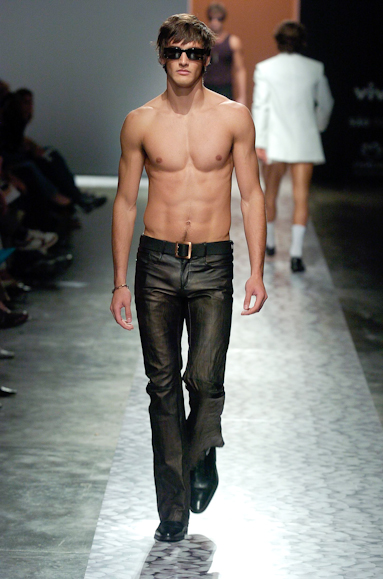 desfiles-ricardoalmeida-saopauloverao2005rtw-140