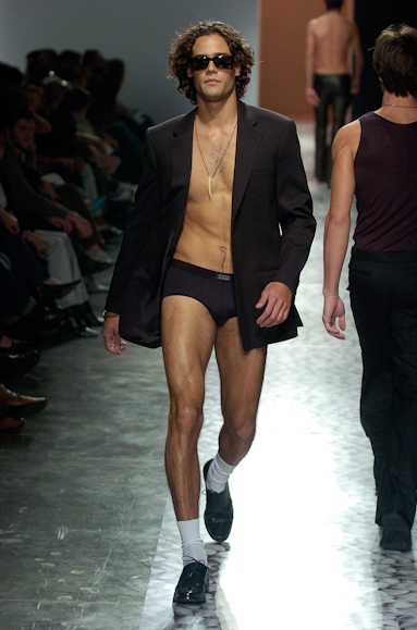 desfiles-ricardoalmeida-saopauloverao2005rtw-142