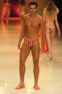 desfiles-rosacha-saopauloverao2005rtw-146