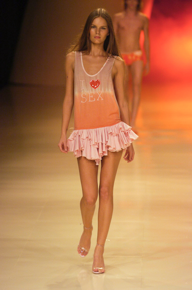 desfiles-rosacha-saopauloverao2005rtw-163