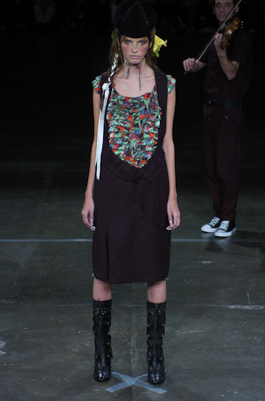 desfiles-alexandreherchcovich-saopauloinverno2005rtw-101