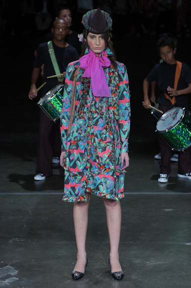 desfiles-alexandreherchcovich-saopauloinverno2005rtw-102