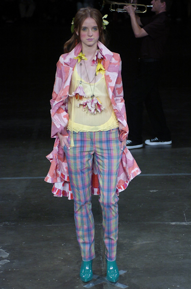 desfiles-alexandreherchcovich-saopauloinverno2005rtw-111