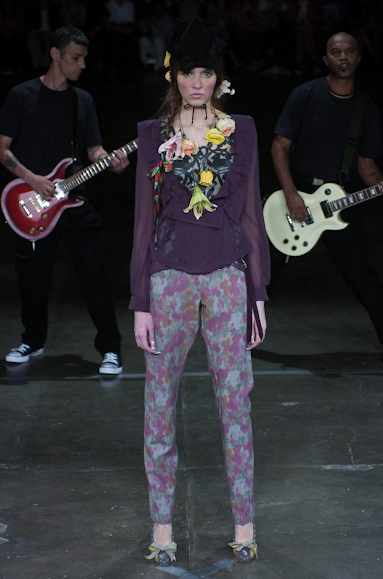 desfiles-alexandreherchcovich-saopauloinverno2005rtw-116