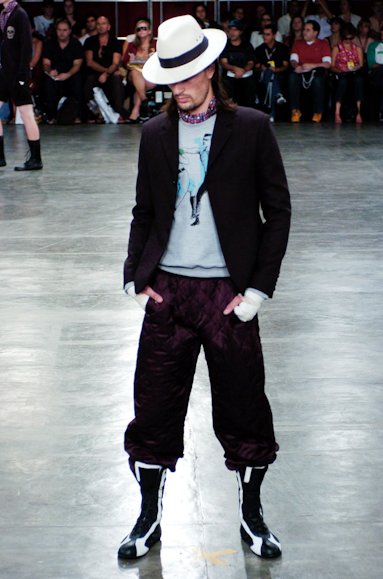 desfiles-alexandreherchcovichmen-saopauloinverno2005rtw-102