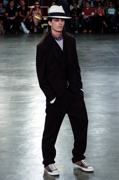 desfiles-alexandreherchcovichmen-saopauloinverno2005rtw-107