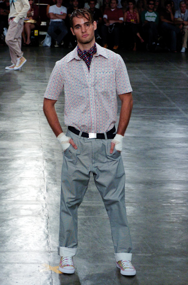 desfiles-alexandreherchcovichmen-saopauloinverno2005rtw-119