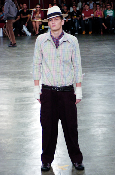 desfiles-alexandreherchcovichmen-saopauloinverno2005rtw-125