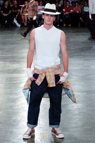 desfiles-alexandreherchcovichmen-saopauloinverno2005rtw-126
