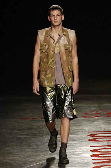 desfiles-britishcolony-saopauloinverno2005rtw-105