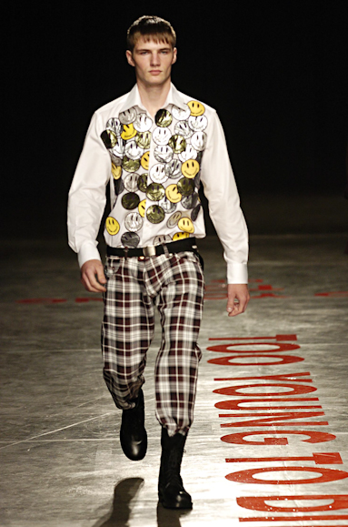 desfiles-britishcolony-saopauloinverno2005rtw-119