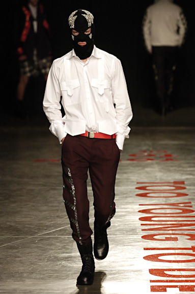 desfiles-britishcolony-saopauloinverno2005rtw-125