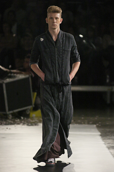desfiles-erikaikezilli-saopauloinverno2005rtw-103